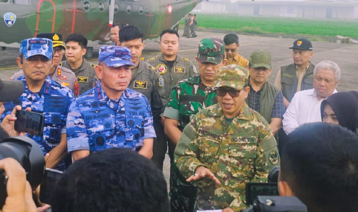 Naiki Pesawat, Bupati Bandung Tebar 8 Ton Bibit Pohon Antisasipasi Terjadinya Longsor